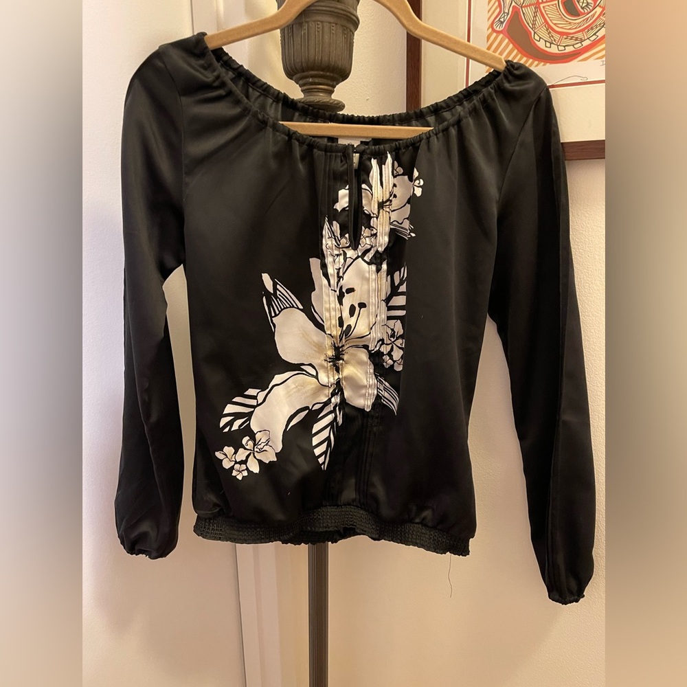 White House Black Market silky blouse size XS- can fit an S
